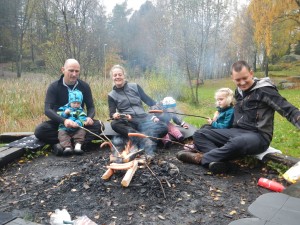 Även i Göteborgsväder går det att tända en eld och grilla lite korv.